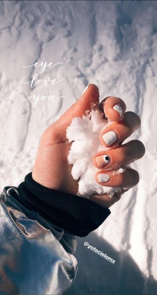 Снежок в руке