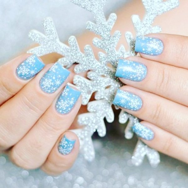 Маникюр со снежинками
