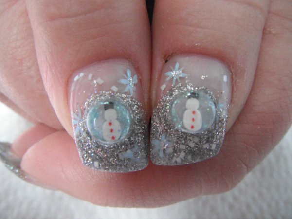Новогодний маникюр на короткие ногти с шариком