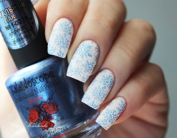 Зимний маникюр со снежинками