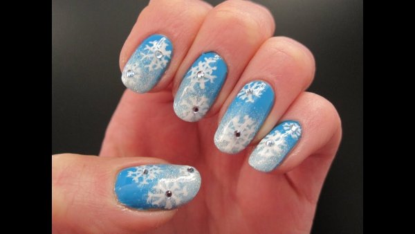 Голубые ногти со снежинками