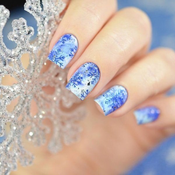 Маникюр со снежинками