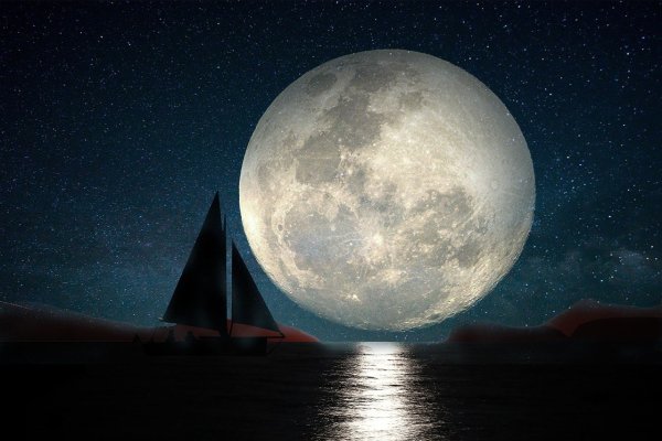 Огромная Луна на небе