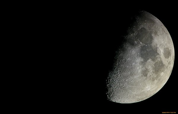 Луна на темном фоне