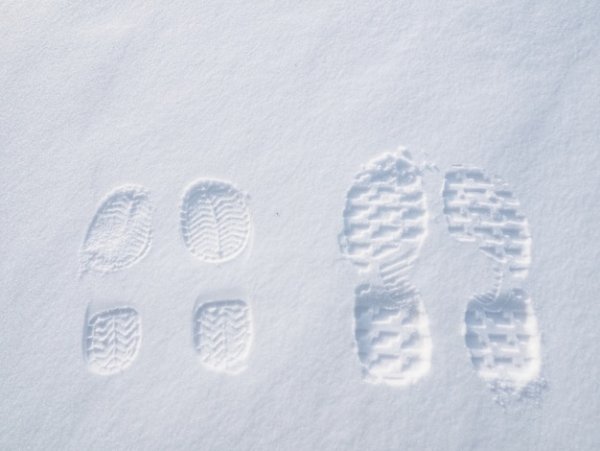 Следы человека на снегу