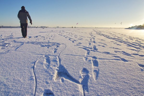 Следы человека на снегу