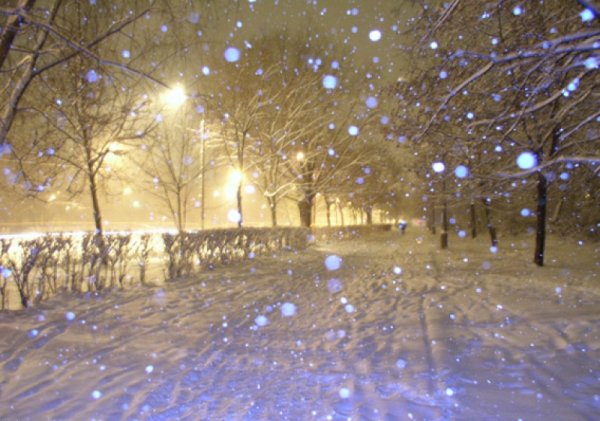 Снег на улице кружится