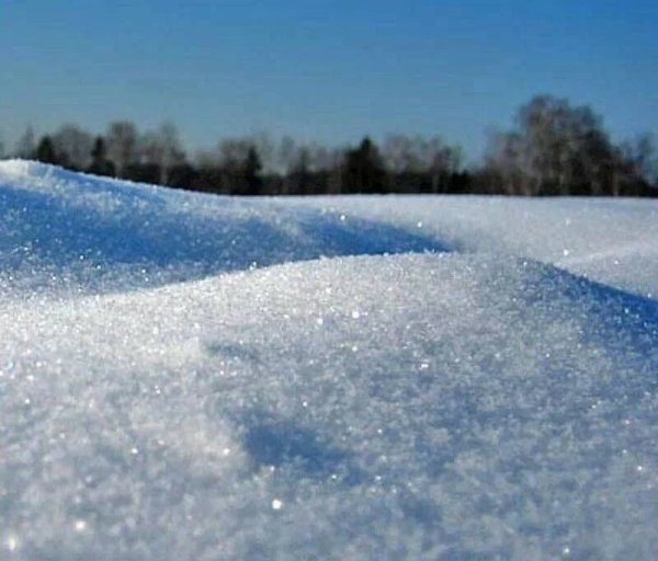 Снег блестит