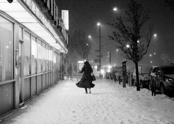 Человек ночью на улице