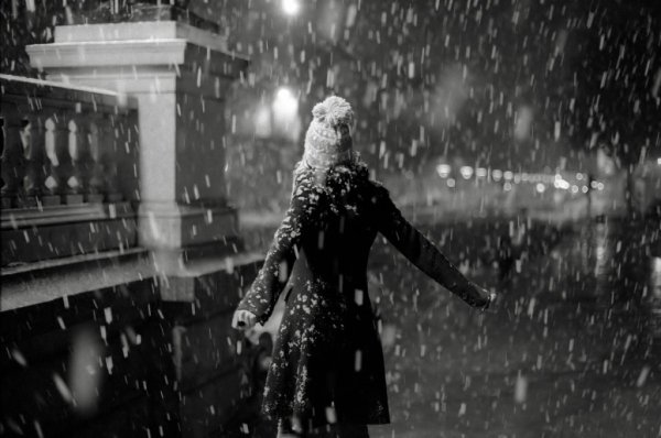 Девочка под Снегопадом