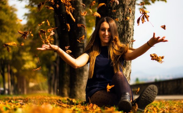 Женщина в осеннем лесу