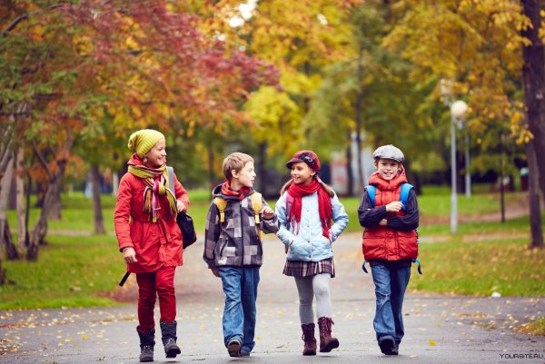 Школьники на улице осенью