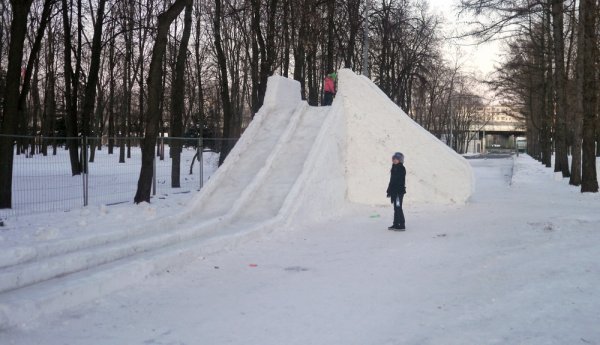 Горка из снега