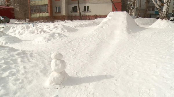 Снежная горка во дворе