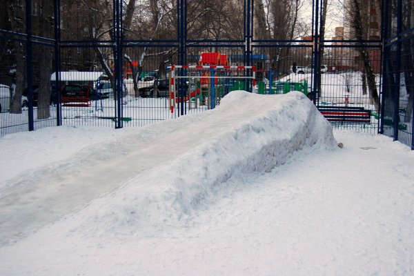 Снежная горка сбоку