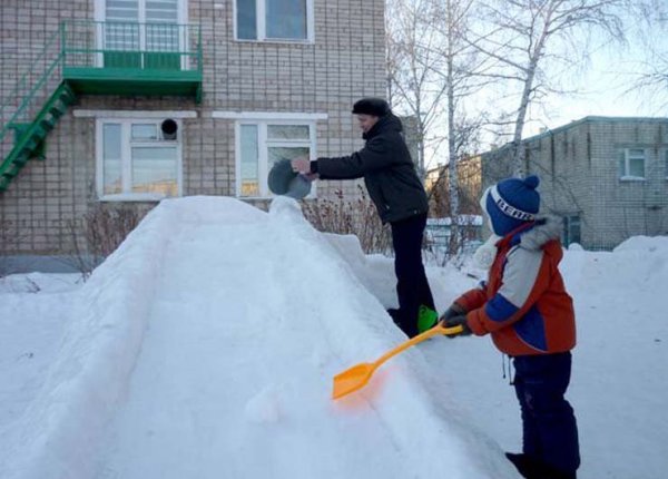 Снежная горка во дворе