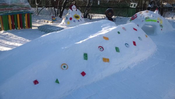 Снежная горка в детском саду