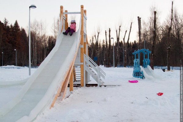 Снежная горка в парке на Оранжерейной улице