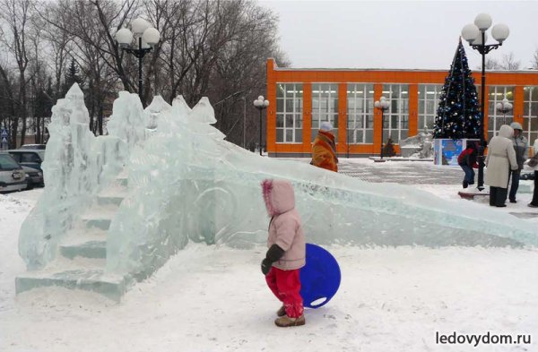Горка из снега и льда