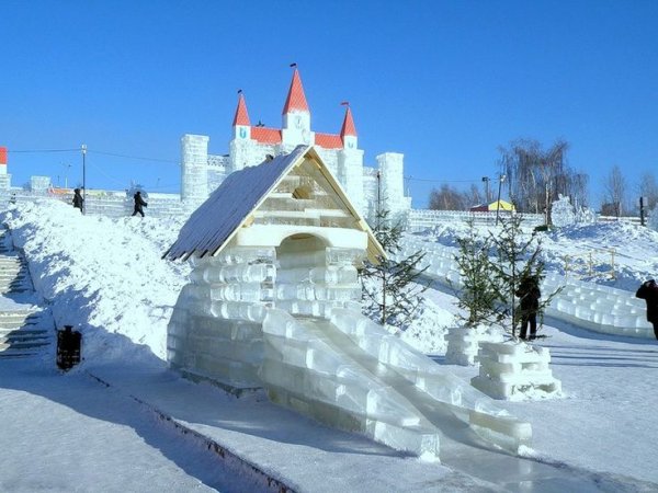 Снежный городок с горками
