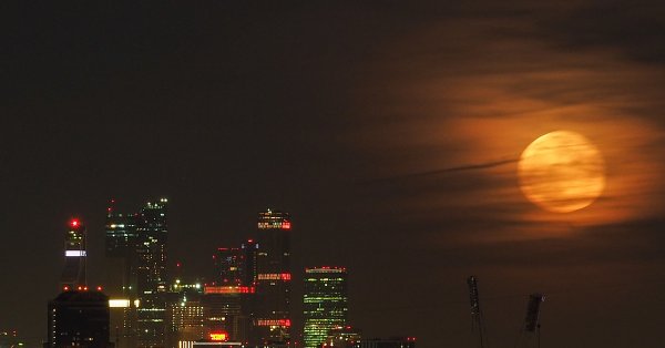 Луна над Москвой