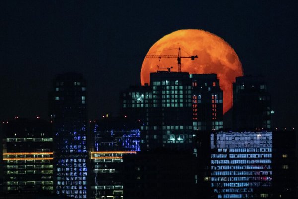 Луна над Москвой