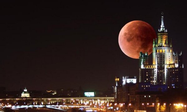 Луна над Москвой