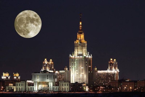 Шпиль МГУ ночью