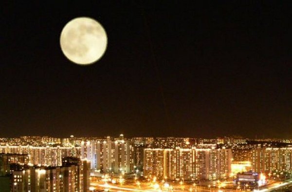 Полная Луна над Москвой