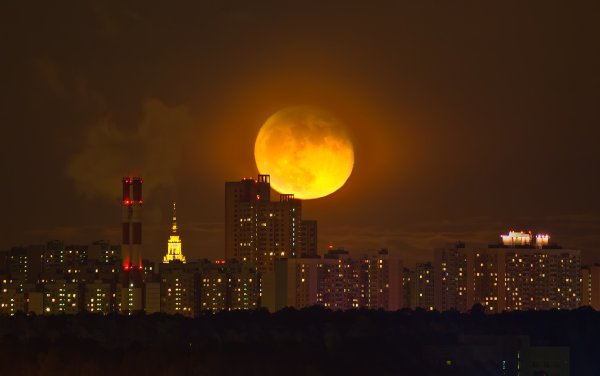Луна над Москвой