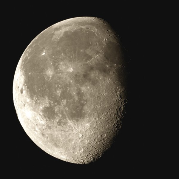 Вид Луны в телескоп