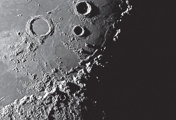 Вид Луны в телескоп