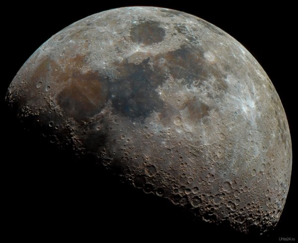 Вид Луны в телескоп