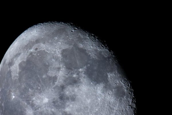 Вид Луны в телескоп