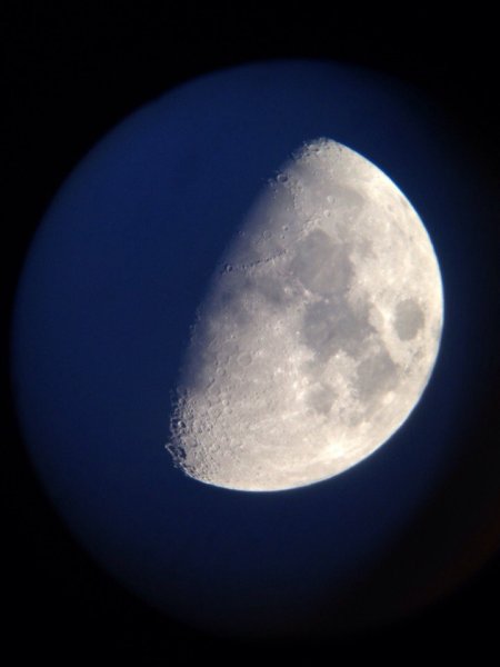 Луна через телескоп