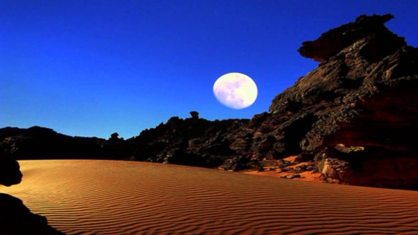 Луна над пустыней