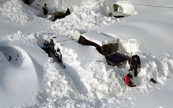 Откапывает машину