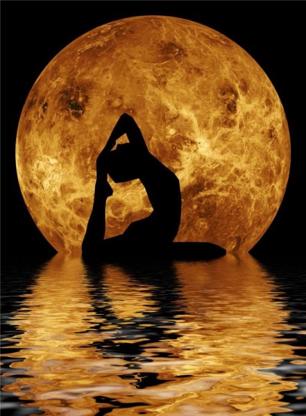 Девушка на фоне Луны