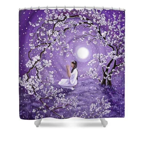 Цветущая Сакура под луной