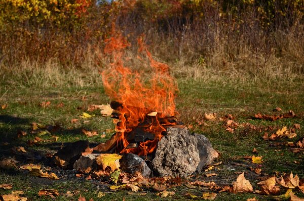 Костер осенью