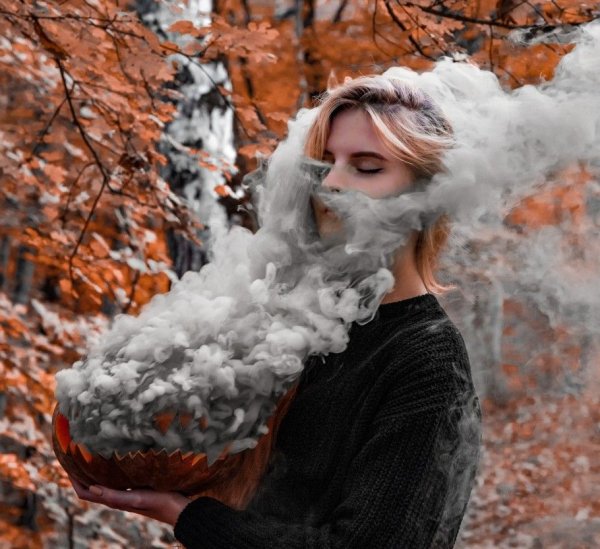 Фотосессия с цветным дымом осенью
