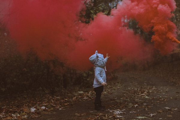 Фотосессия с цветным дымом осенью