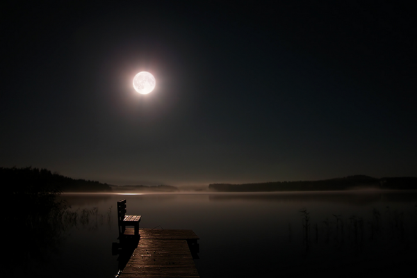 Луна над озером