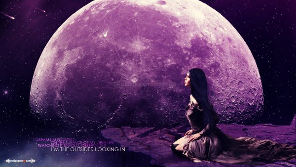 Девушка на сиреневой Луне