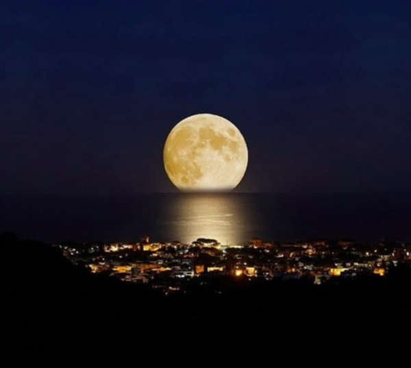 Огромная Луна на небе
