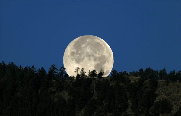 Солнце освещает луну