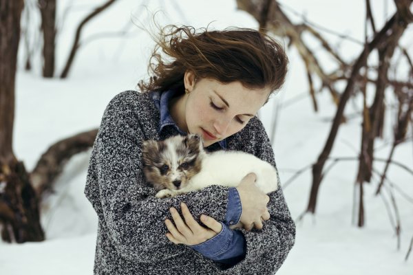 Девушка с собачкой зимой