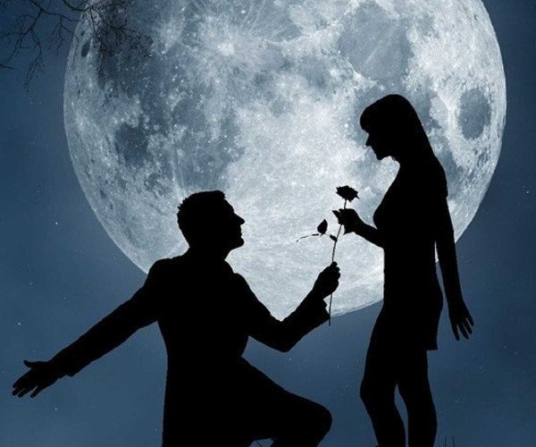 Парень и девушка под луной