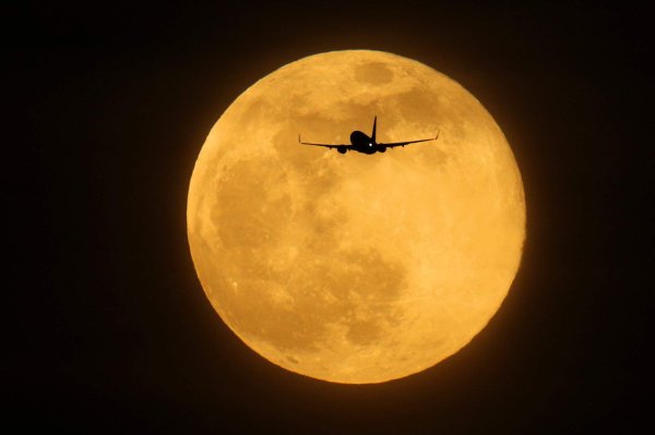 Самолет на фоне Луны