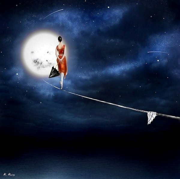 Девушка идет к Луне